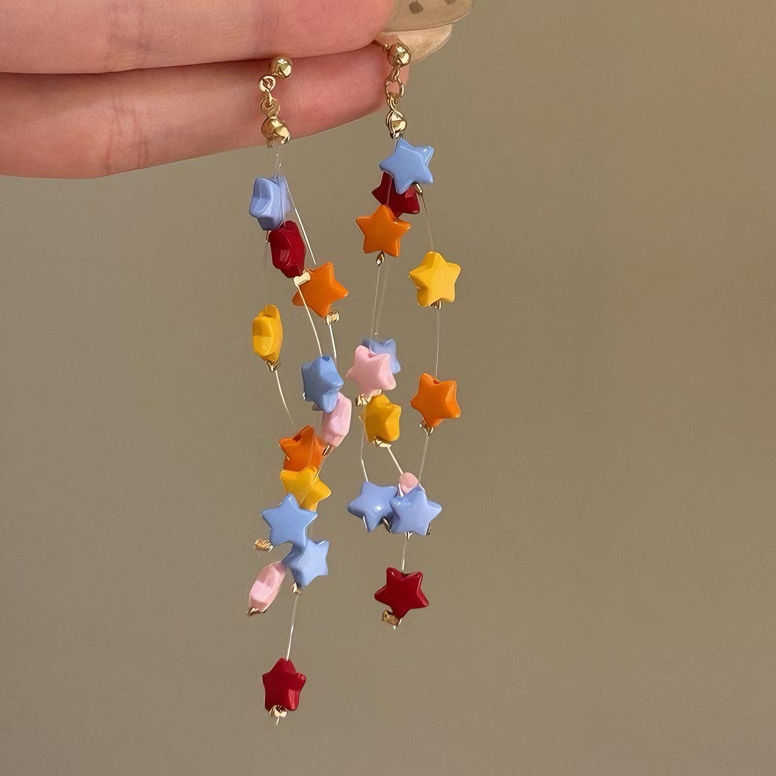 Pendientes de borla de estrellas de dopamina de colores Pendientes de diseño de nicho para niñas adecuados para el verano Pendientes únicos y hermosos