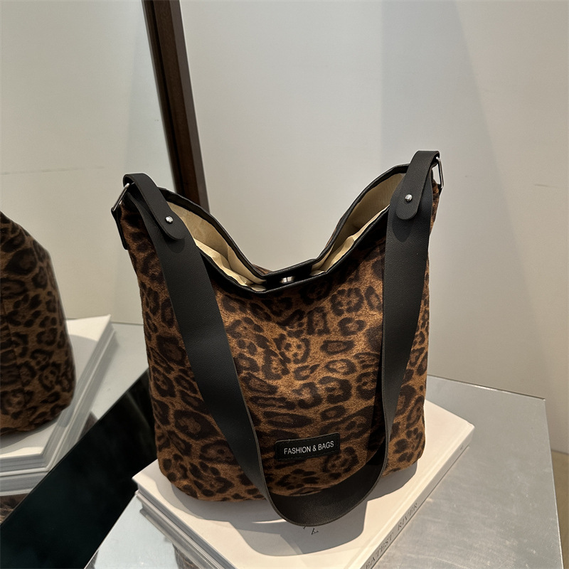 Bolsa de estilo retro para mujeres 2024 nueva moda de invierno impresa de leopardo de gran capacidad para trabajar bolso de hombro