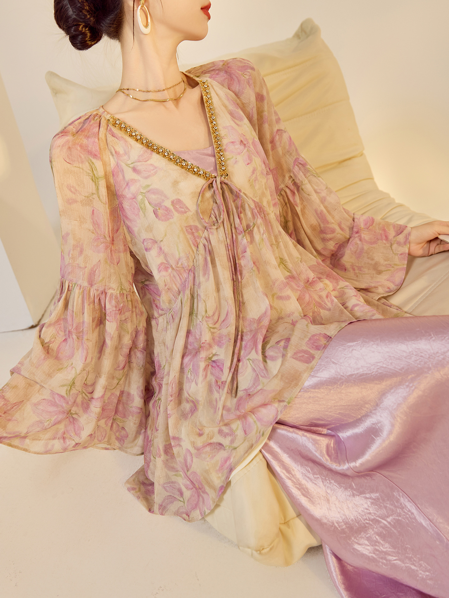 Áo kiểu nữ cổ V tay lồng đèn chất liệu chiffon phong cách Trung Hoa đính đá — màu tím nhạt