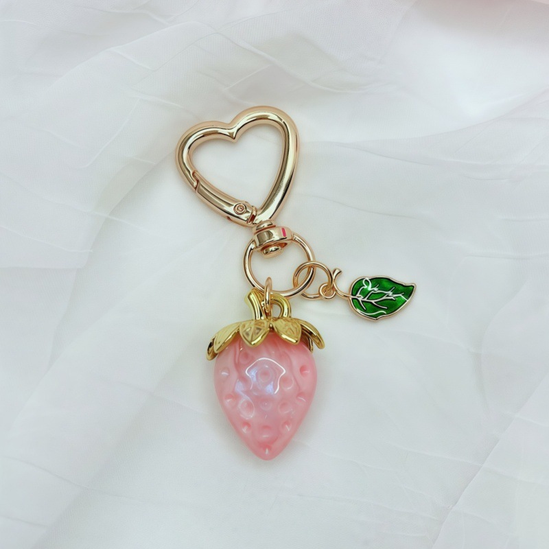 Fijación de bolsos de fresa llavero hermoso teñido colgante de fresa decoración colgante de bolsos de mujer accesorios pequeños colgantes frescos