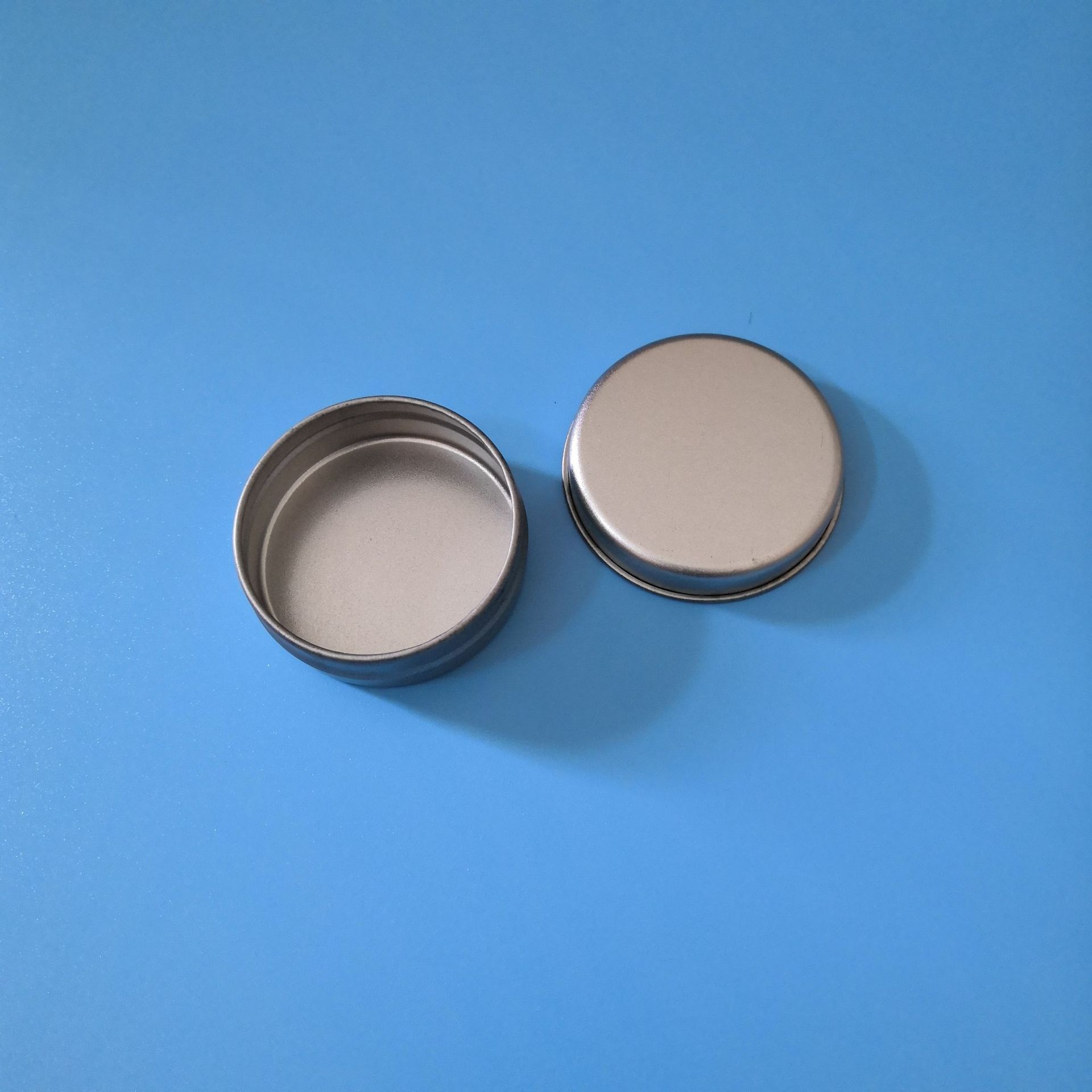 化妆品分装盒马油膏包装盒艾草膏小铁盒徽章圆盒茶叶油膏小圆罐