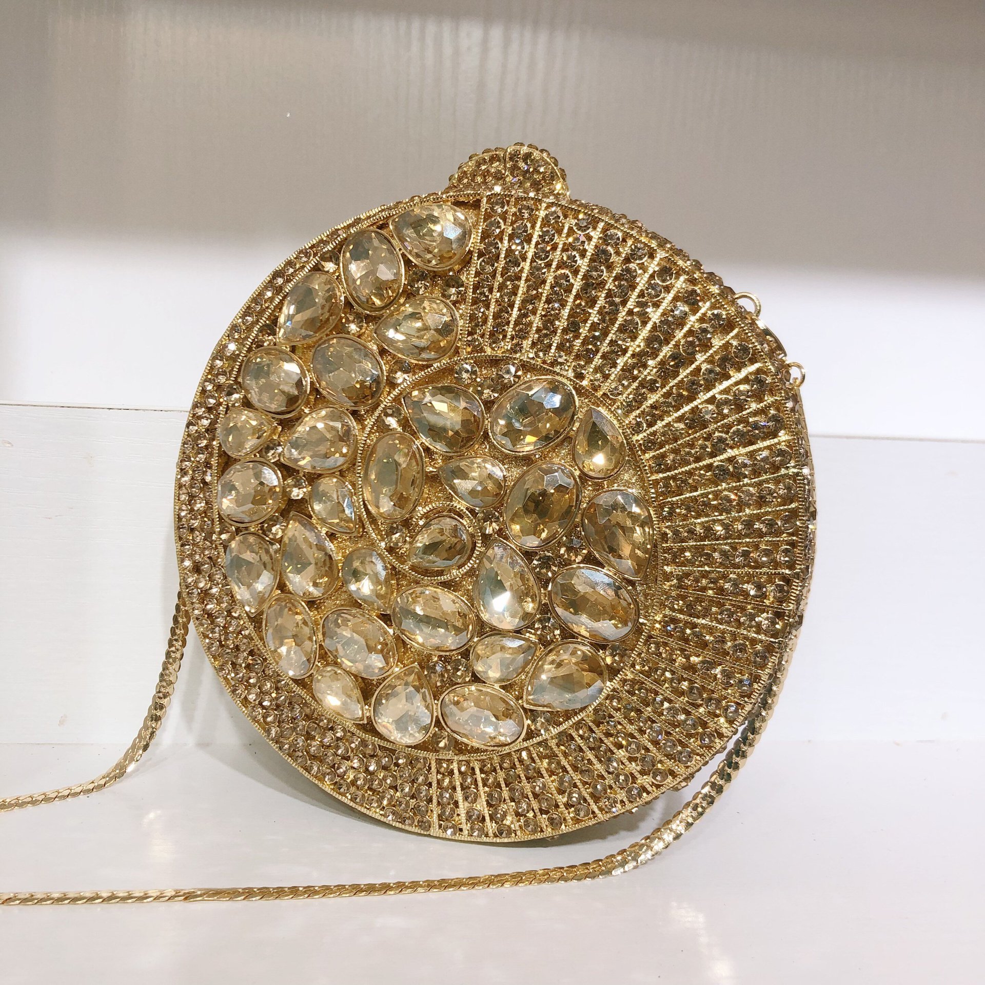 Túi clutch dạ tiệc đính pha lê kim cương kim loại rỗng phong cách Âu Mỹ — Ốc vàng, Kim cương trắng trên nền vàng (tùy chỉnh), Vàng xanh lá cây xanh lam (tùy chỉnh), Màu Sâm Panh (tùy chỉnh) chi tiết 3