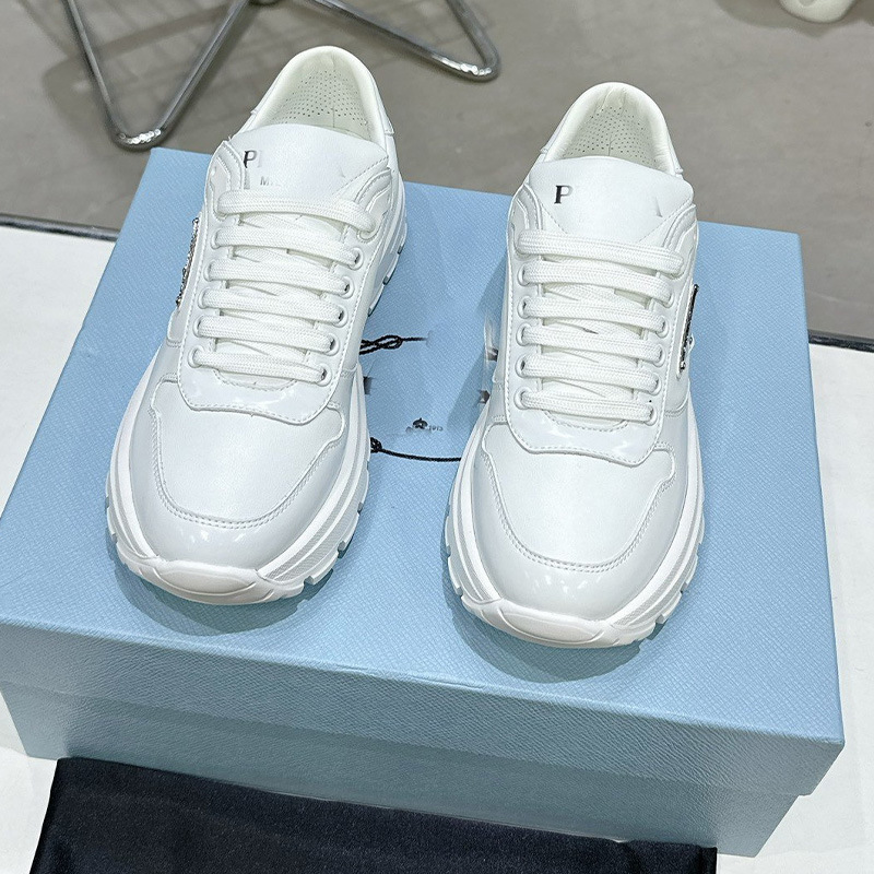 Zapatos deportivos casuales de color pequeño zapato blanco alto zapato de baloncesto zapatos de carrera con suela gruesa diente botas cortas zapatos planos con suela gruesa