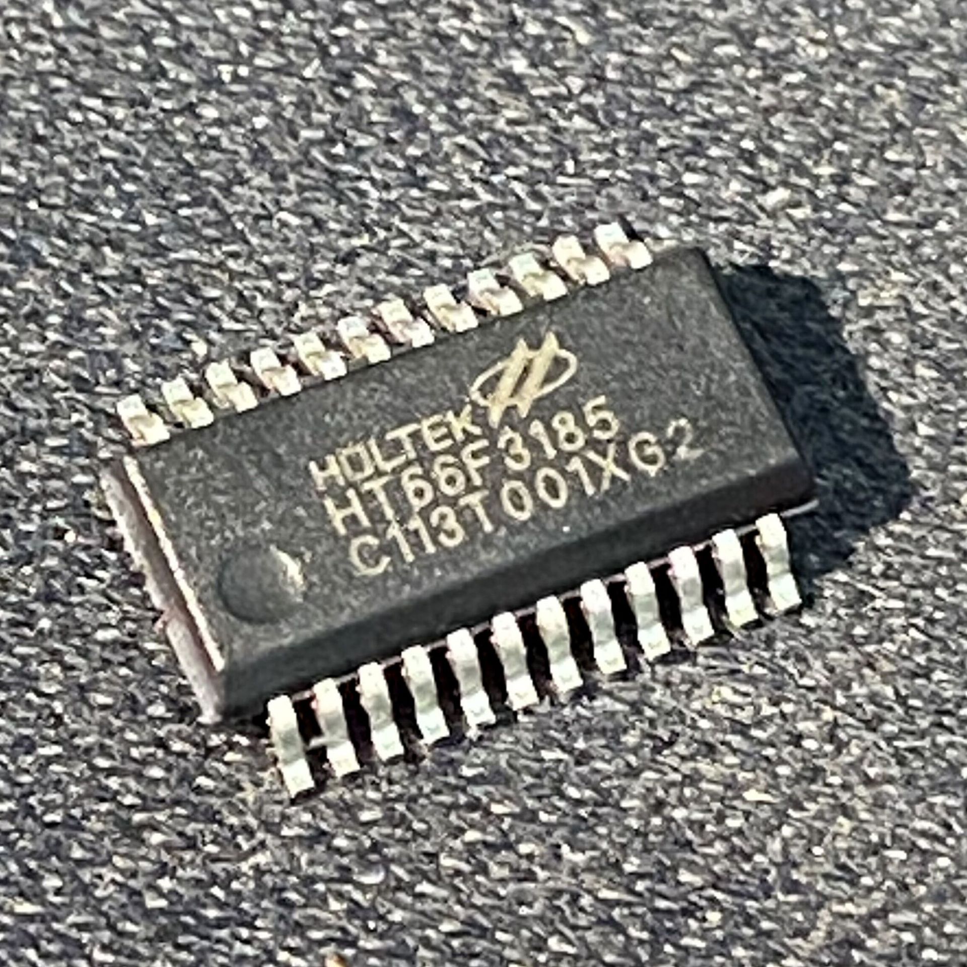 HOLTEK 合泰 HT66F3185 SSOP24/28 內置EEPROM AD型Flash 單片機