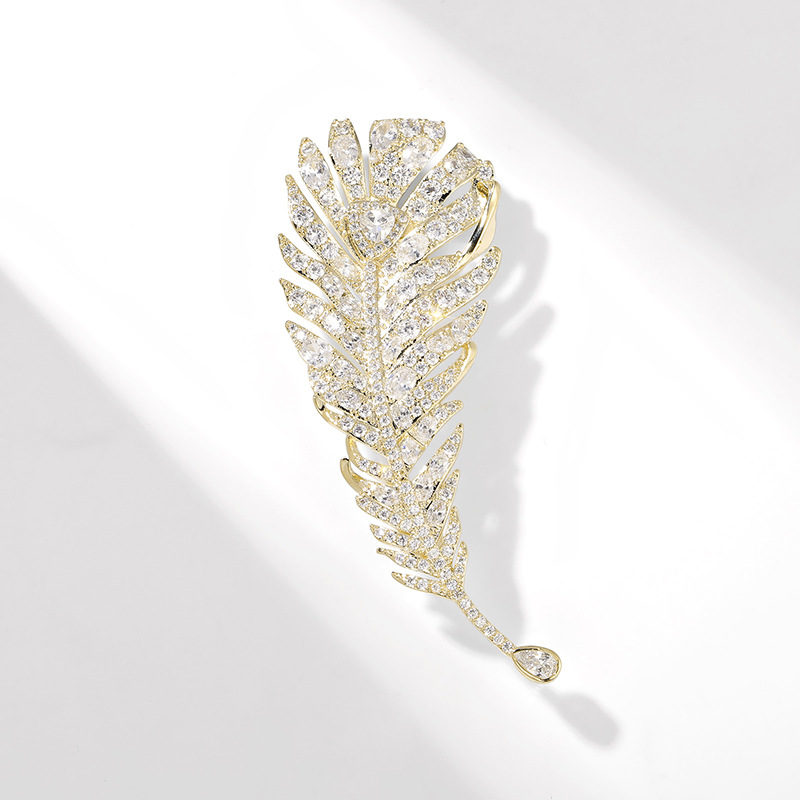 Spilla di lusso con piuma in zircone intarsiato in rame Spilla per abito Accessori per spille_voghion.com