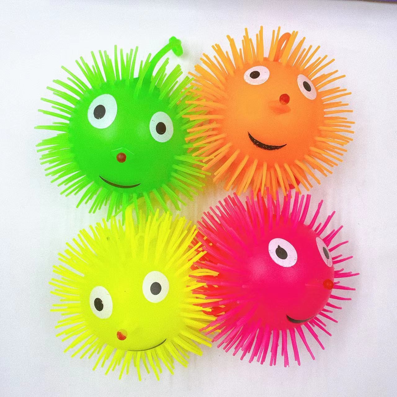 15 una caja de juguetes luminosos largos peludos orugas erizo elástico flash ventilador juguetes bola al por mayor