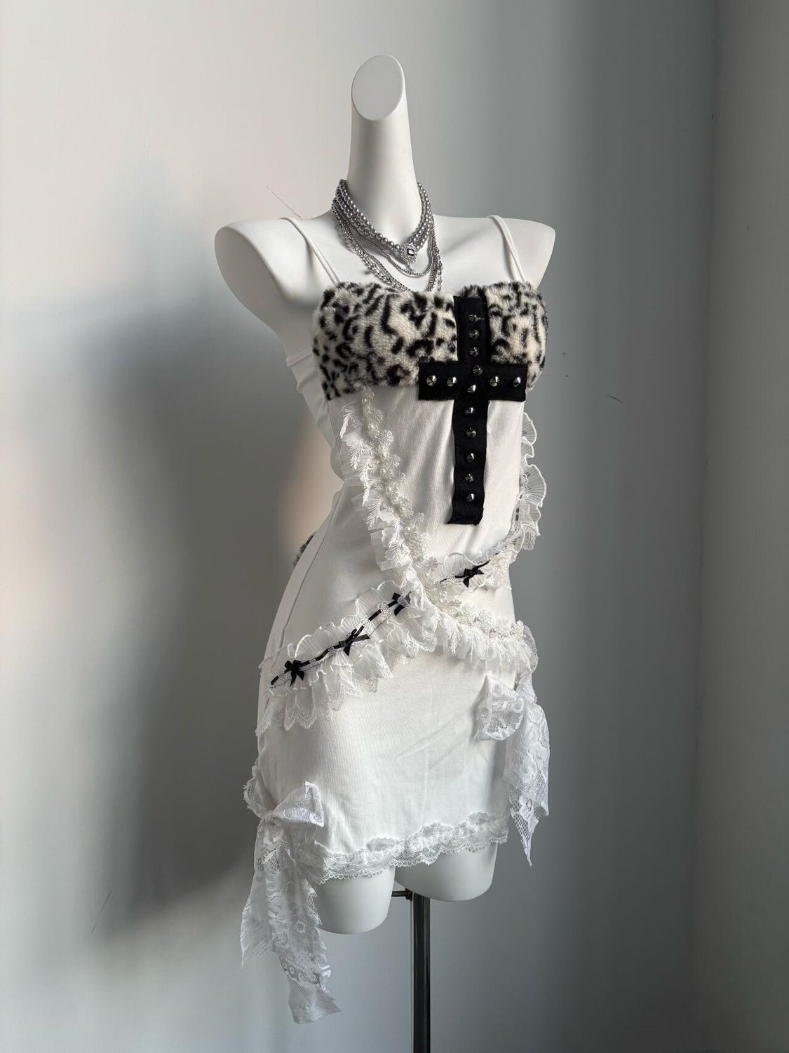 アメリカのギャルの日没の十字の砂の女性の豹の紋様の十字のレースの手作りのレースは腰を収めて尻のガーターのワンピースを包みます。