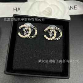 批发现货小香家字母双C双色交叉耳钉女半边黑色滴油对版对标耳饰