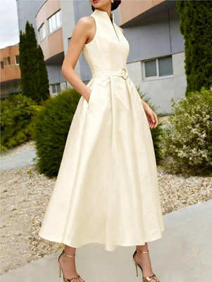 Vestido sem mangas com cinto e corte em A
