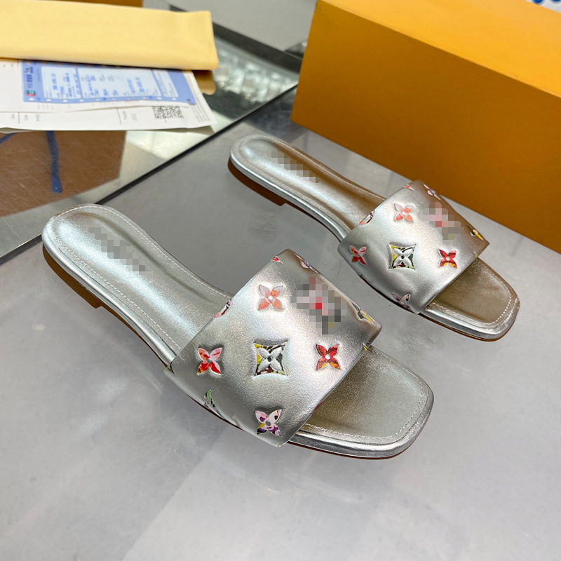 Europa y los Estados Unidos de moda sandalias casuales 2025 nuevo cuero de color sólido en relieve zapatillas de playa una zapatilla para mujeres comercio exterior