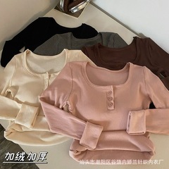 冬の厚手の保温長袖tシャツは胸パッド付きです。