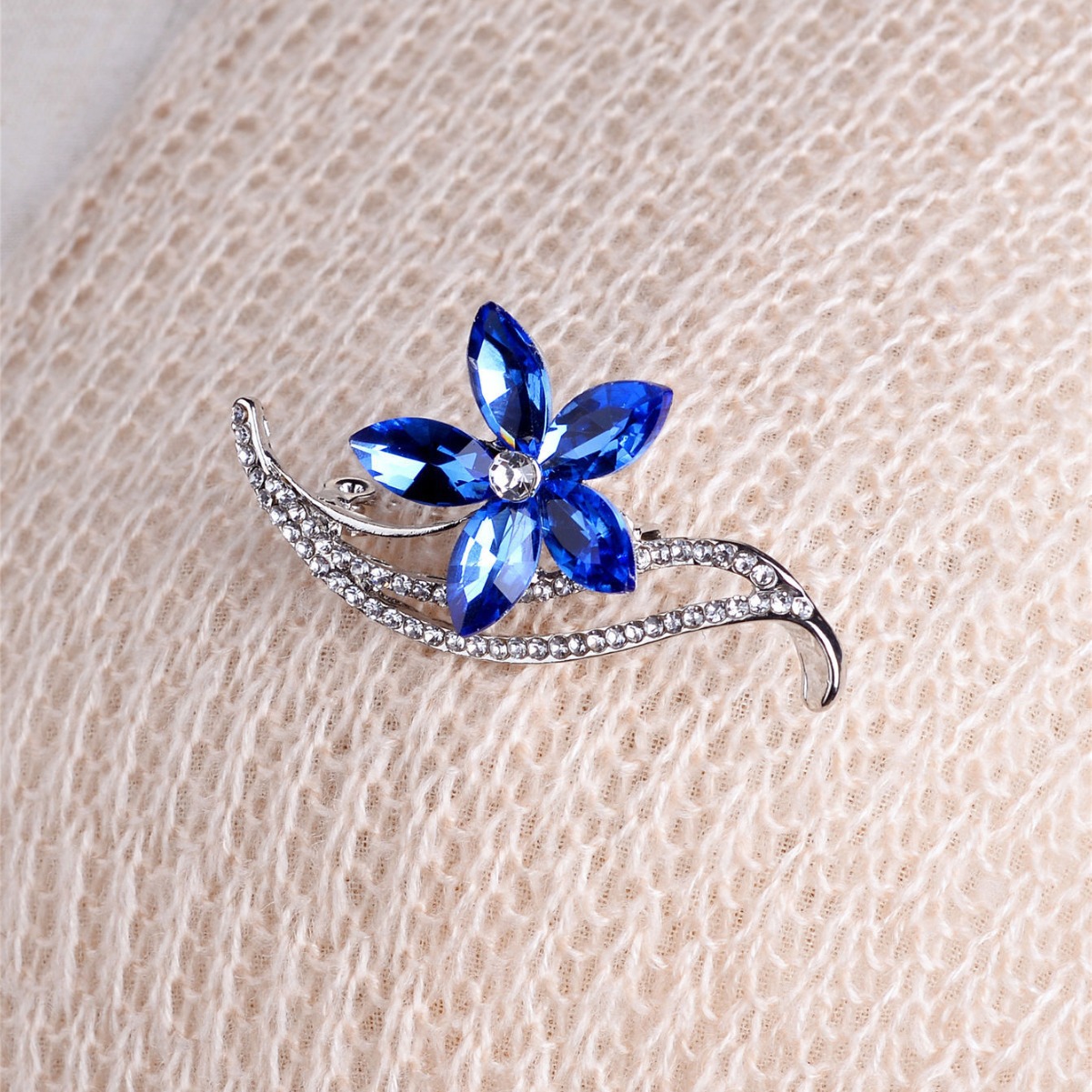 Amazon transfronteriza Venta caliente moda creativa Flor de cristal broche personalidad femenina elegante ramillete moda exquisita PIN