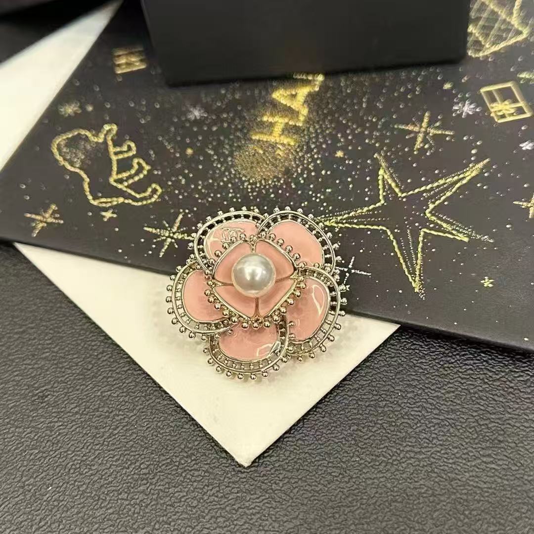 Classic Chanel-Style High-End Gold-Plated Brooch, Fashionable Retro Star Ocean Personality Trend, Sweet and Cool Heart Design