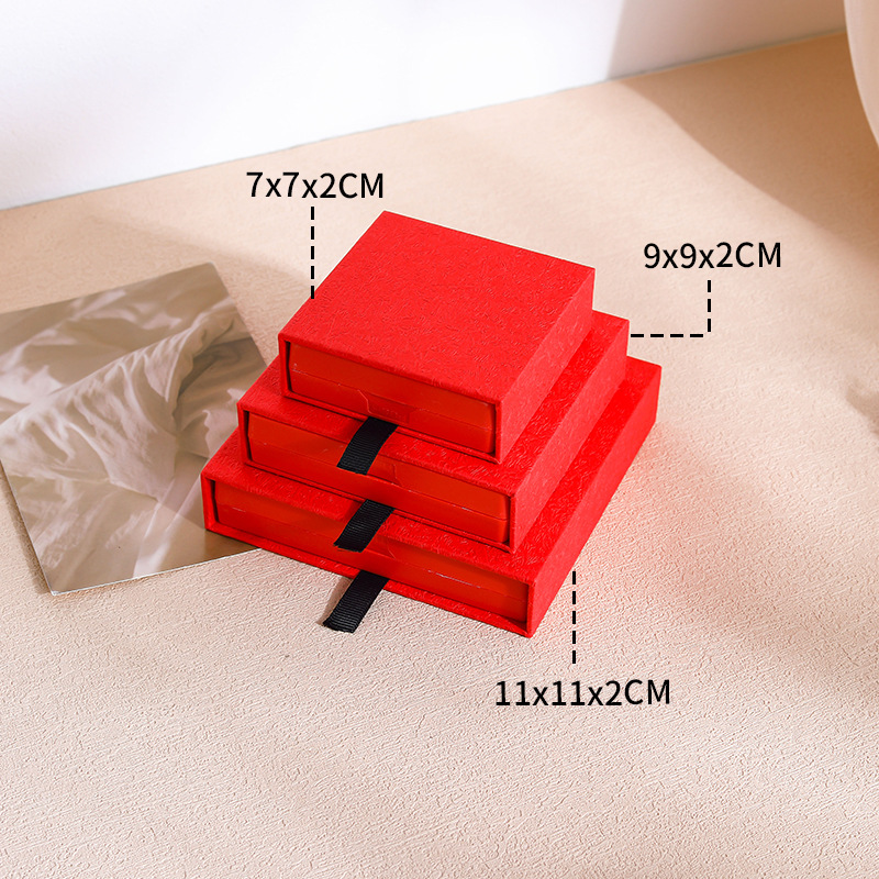 Mahogany engraving pattern (built-in red suspension box); 7*7*2cm (inner box size)