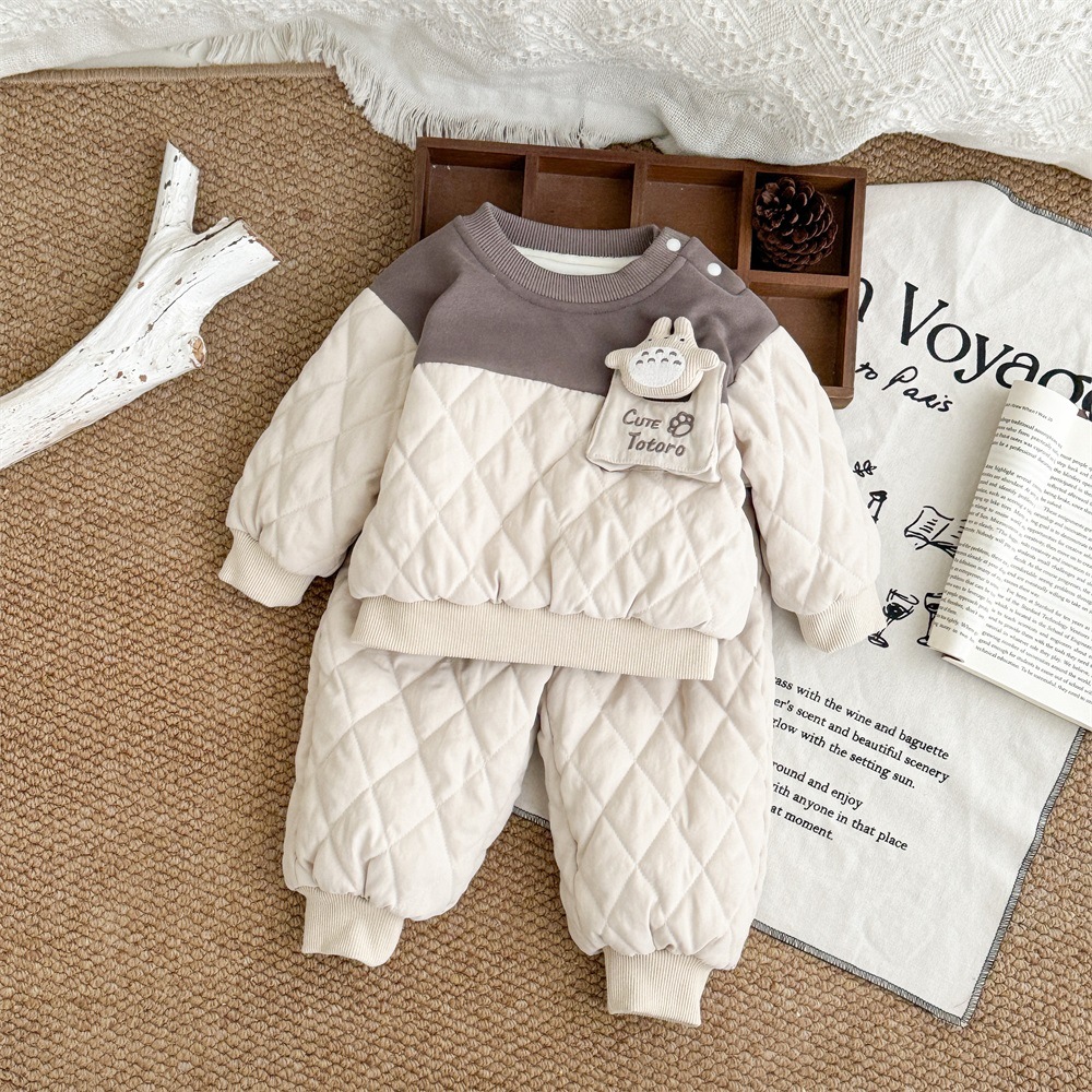 2024 nuevo bolsillo de oso de dibujos animados de estilo occidental de bebé de invierno grueso cálido cómodo y suave traje de salida de bebé