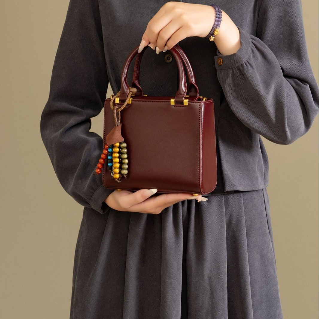 2026 Spring/Summer New Women's Casual Date Versatile Niche High-Texture Handbag Crossbody Bag With Pendant - Thumbnail 3