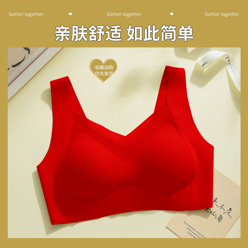 Los senos pequeños de la ropa interior de las mujeres se muestran grandes y se juntan.