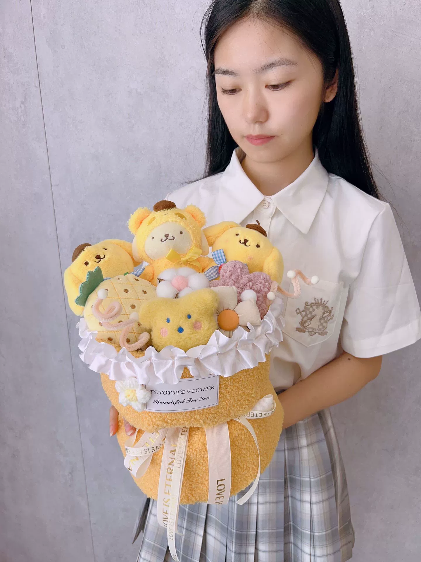 Плюшевый букет (Sanrio) клубничный плюшевый набор, 30–33 см — подарок на День святого Валентина и день рождения