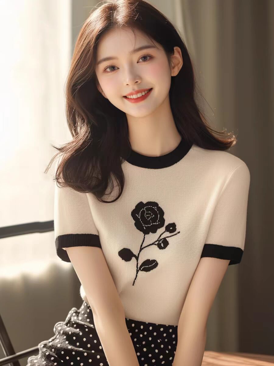 Áo thun nữ ngắn tay chất liệu cotton pha sợi mát, form ôm nhẹ — trắng