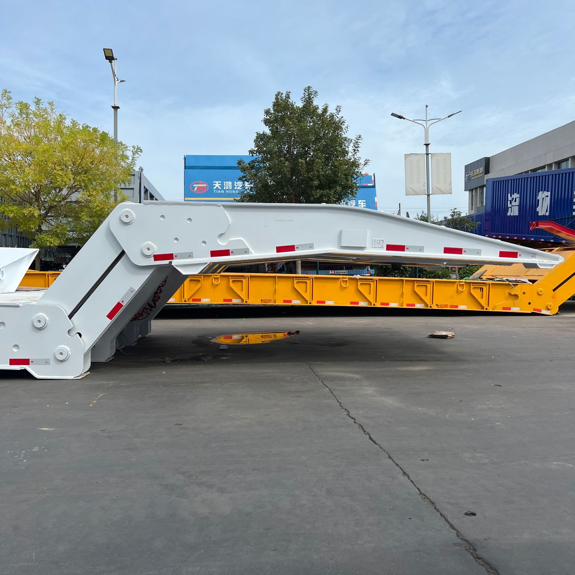 Manufacturer Sells Ready-Made Export Folding Goose Head Low Flatbed Semi-Trailer African and Middle Eastern Heavy Machinery Transport Trailer
