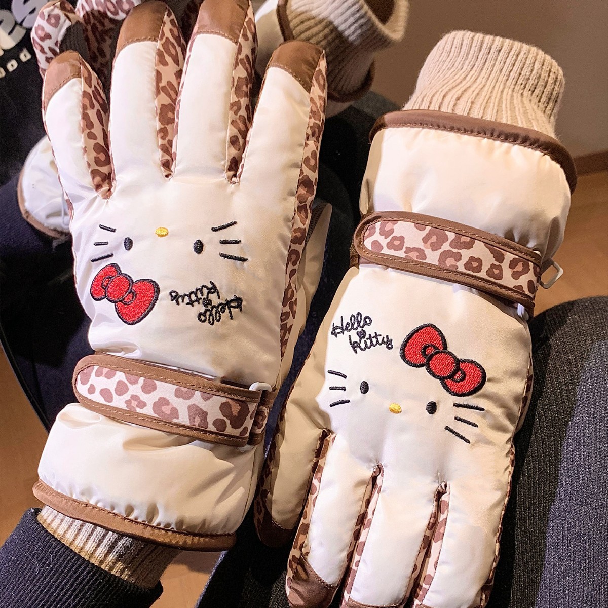 Sanrio genuino HelloKitty guantes de esquí de invierno para montar al aire libre guantes de calentamiento de lana gruesa