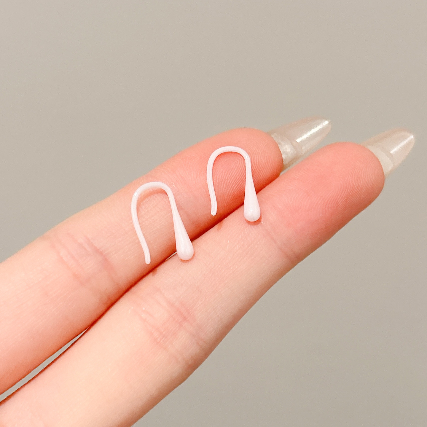 Puesto de mercado nocturno Pendientes de temperamento de moda caliente Pendientes de otoño e invierno para mujer Pendientes de perlas de imitación de lujo ligero de alta gama al por mayor