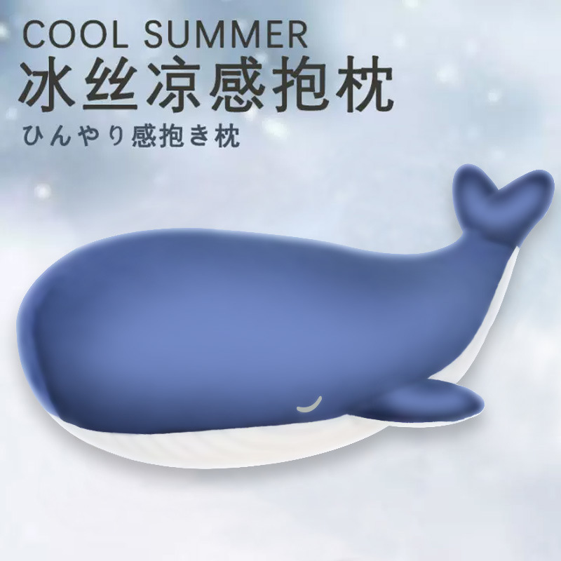 氷の糸の夏の涼感のサメのぬいぐるみは枕の女の子を抱いて足を挟んで寝ます。|undefined