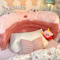 ぬいぐるみの子豚のベッドの上に柔らかいクッションがあります。