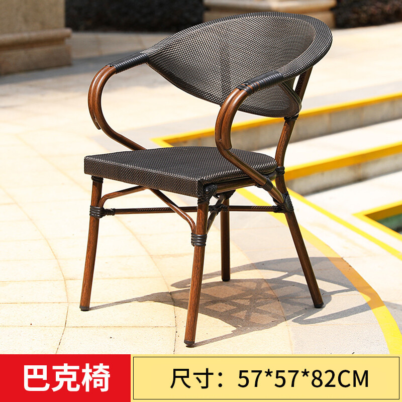 Taburetes al aire libre, sillas, mesas y sillas, balcón, patio, café, té, leche, comidas en el interior