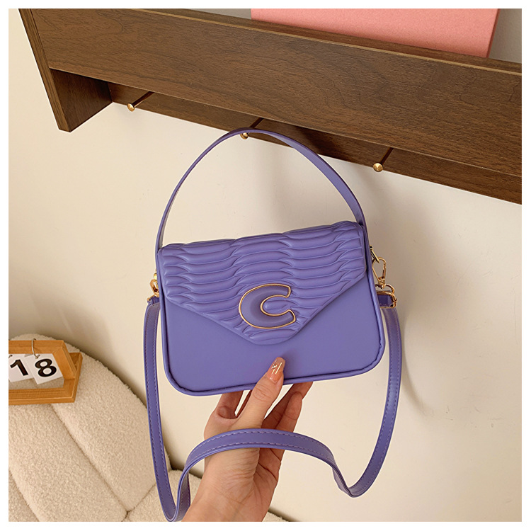 Kleine quadratische Tasche 2024 Frühjahr neuer Stil Schulter tragbare Umhängetasche geprägt große Kapazität Mode Fabrik Waren Großhandel Außenhandel Kreuz_voghion.com