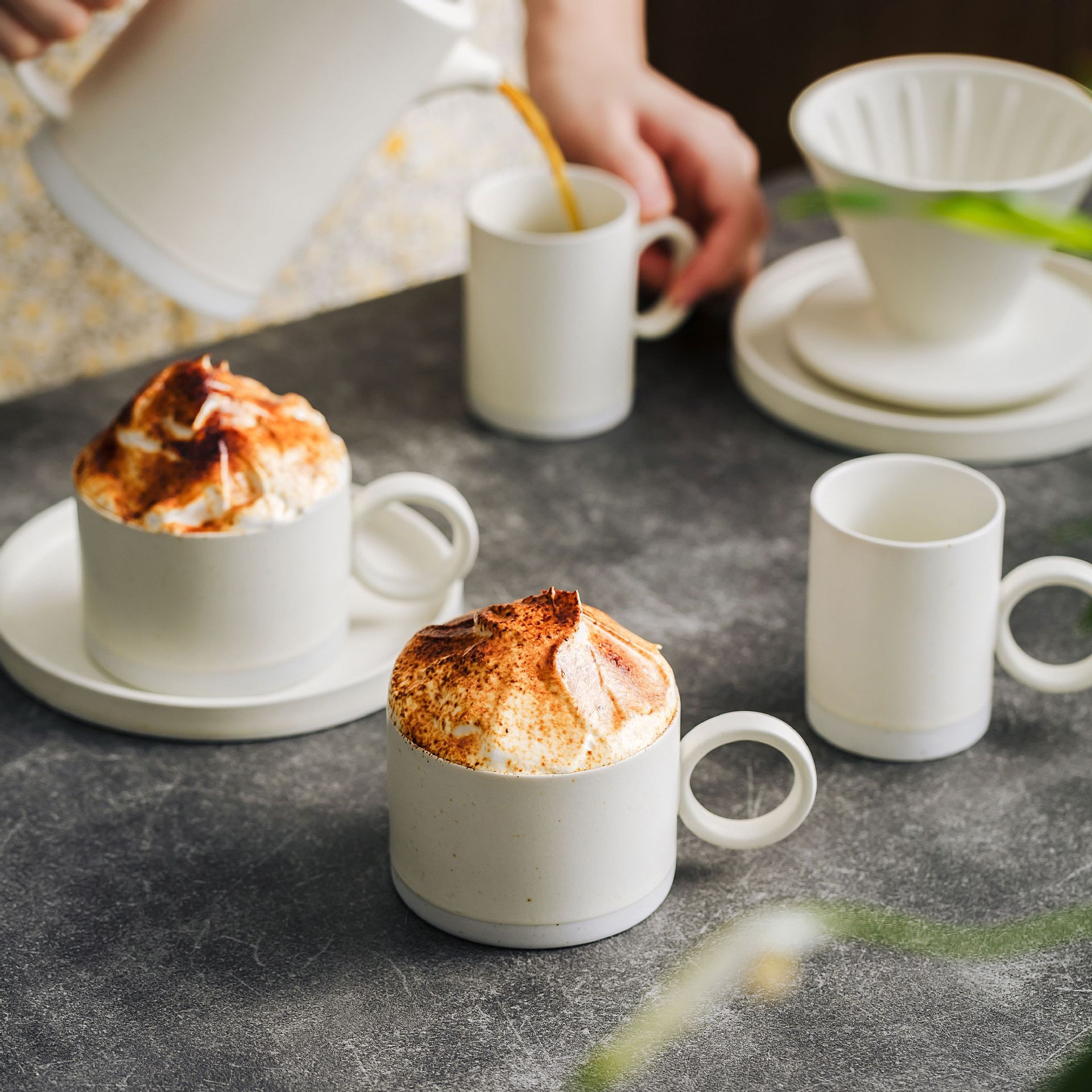 Taza de café de tamaño medio con anillo de montaña y río, platos de arroz blanco, regalos domésticos, set de cafeteria de cerámica moderna y simple al por mayor