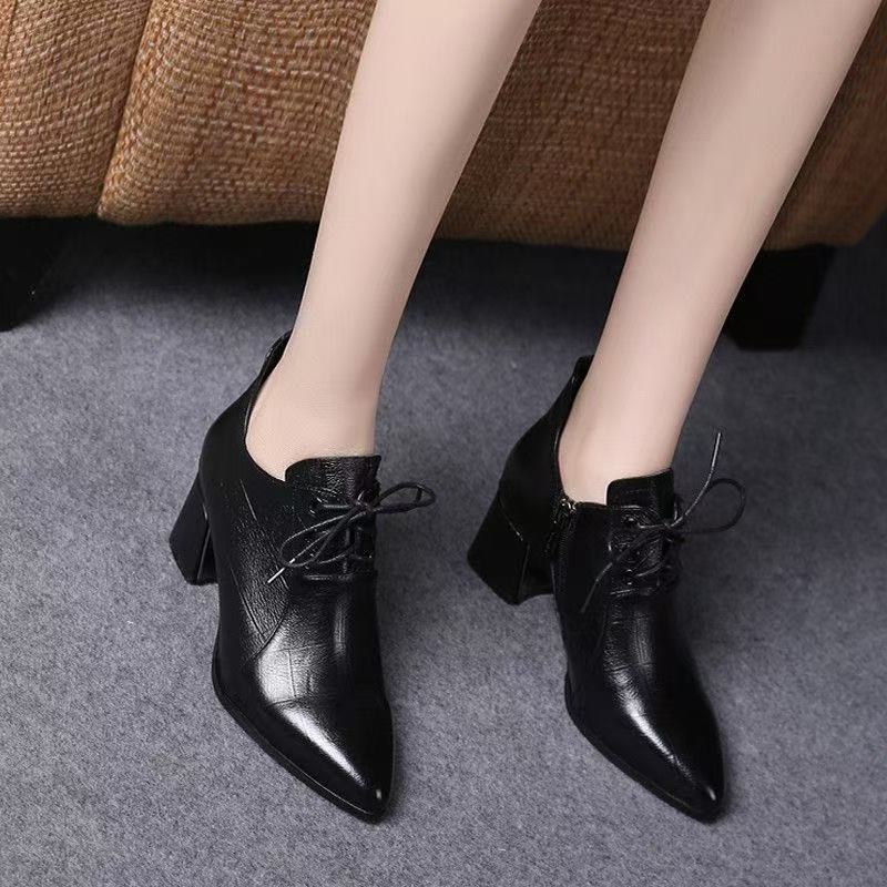 2026 primavera y verano nueva moda universal negro suave desgaste ligero punta punta pequeña zapatos de tacones altos para niños
