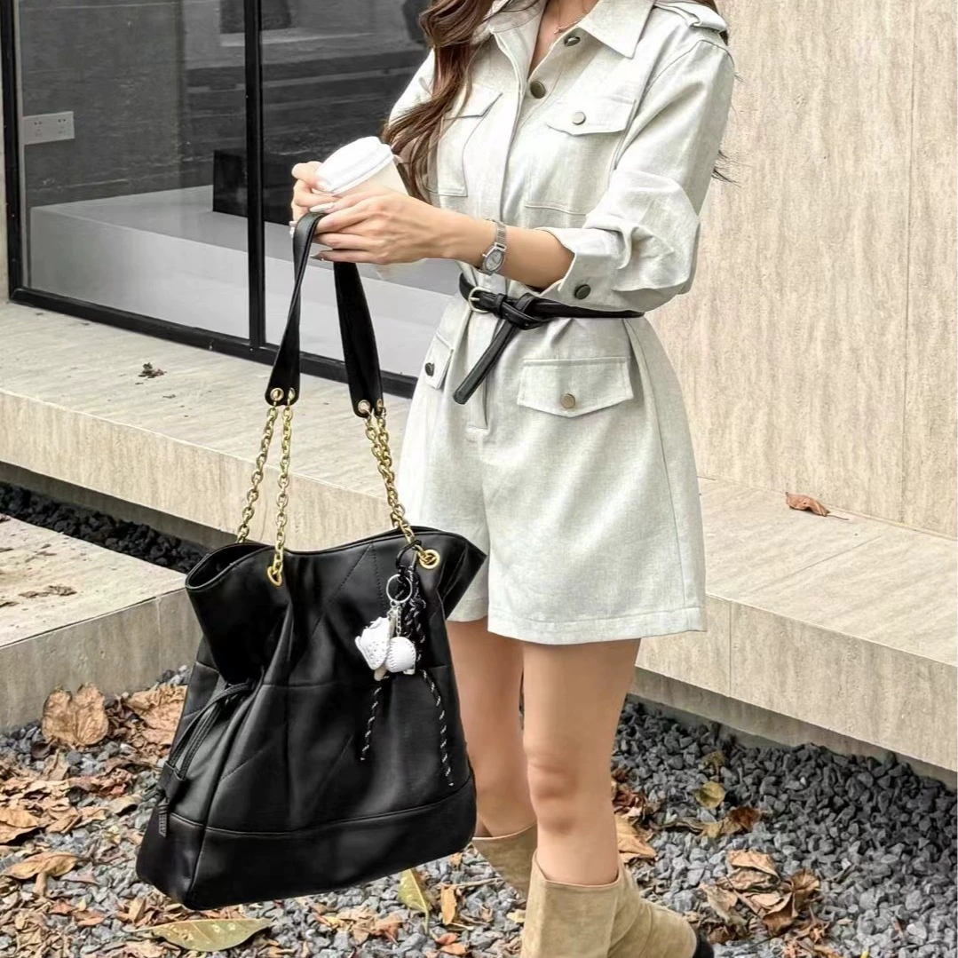 Fashionable capacious shopping bag, one-shoulder bag with diamond pattern, genuine leather, casual style, chain bag