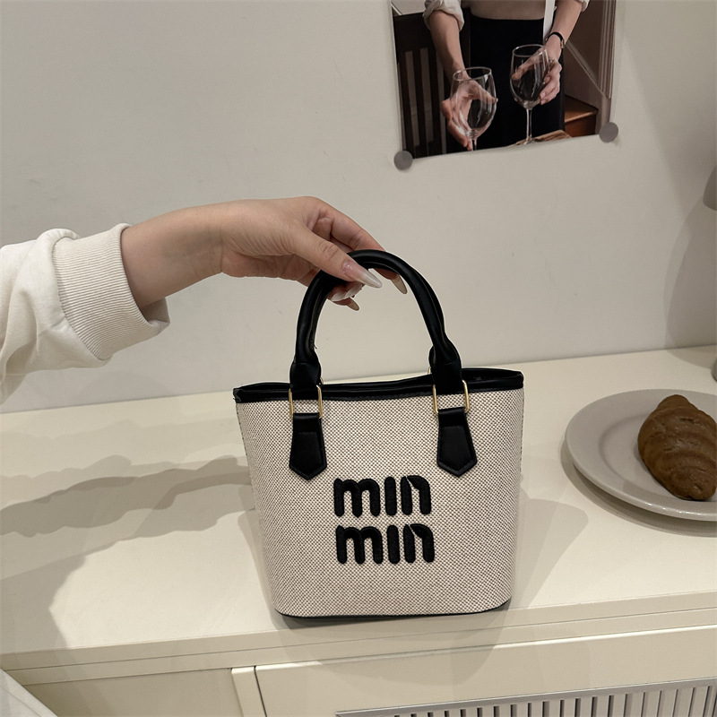 Bolso pequeño portátil de bambú de verano para mujer 2025 nuevo bolso de cubo de un solo hombro con patrón de costura tejido exquisito mensajero de salida
