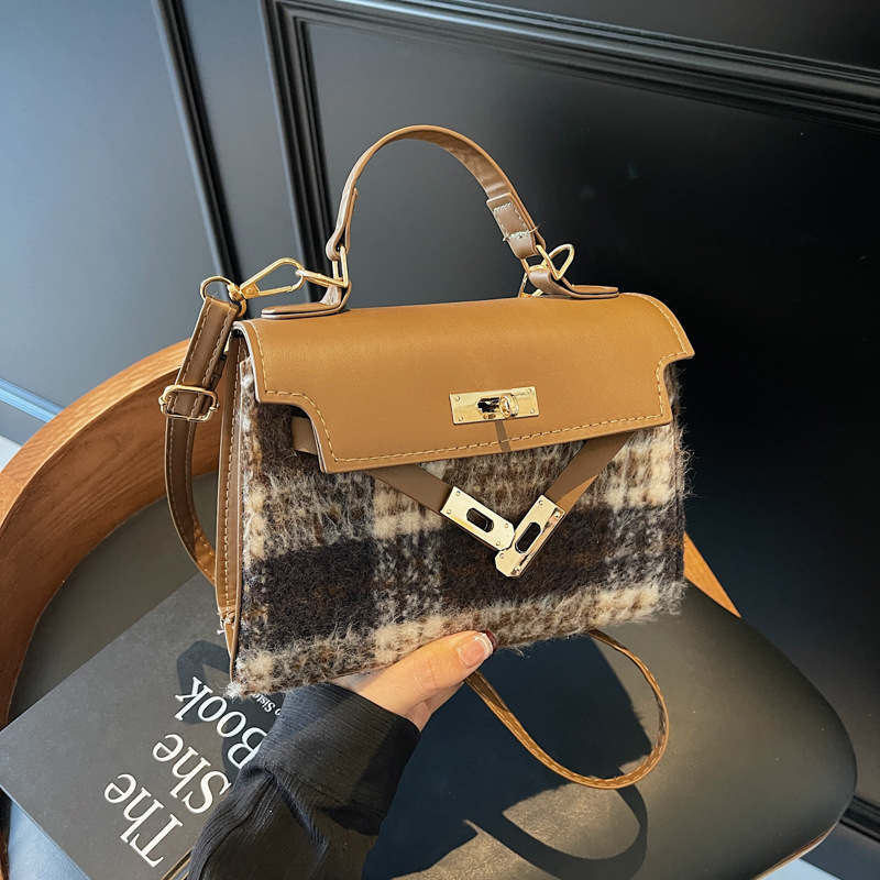 Bolsos de nicho francés para mujer 2024 nuevo bolso de hombro de mano de lana de todo fósforo de moda de moda casual mensajero Kelly bag