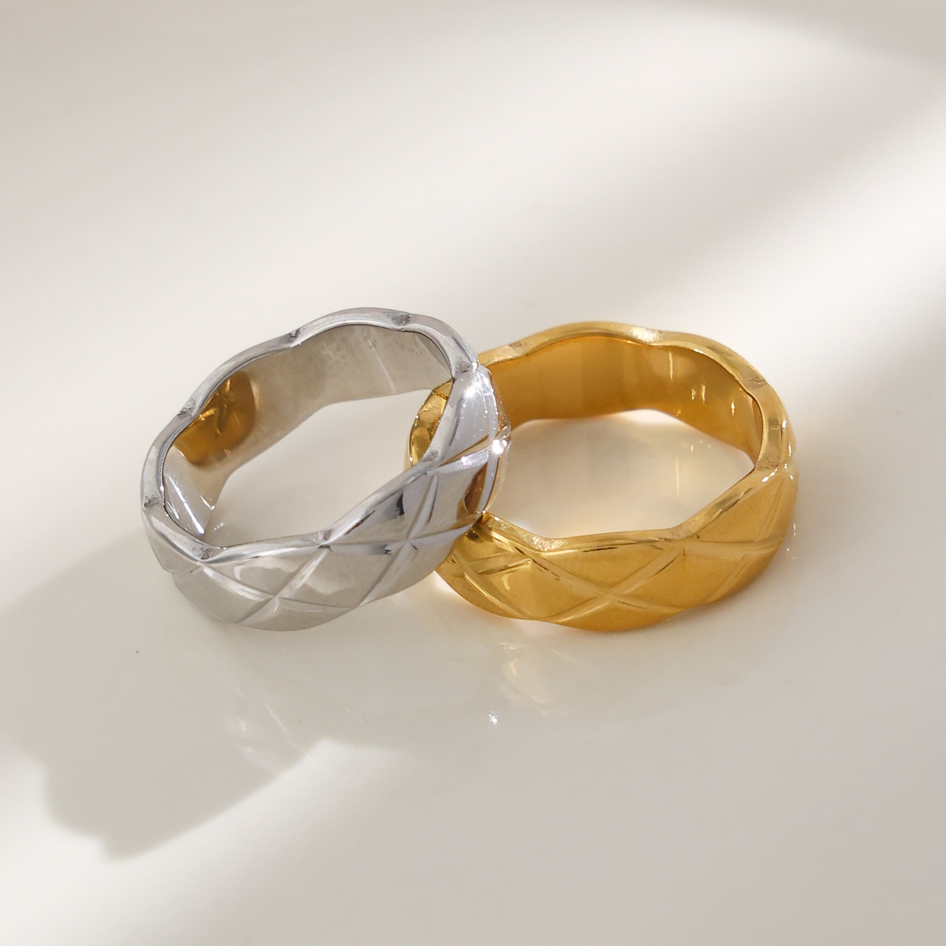 Anillo de oro de acero inoxidable de alta calidad, anillo de acero de titanio no se desvanece, joyas de mujer