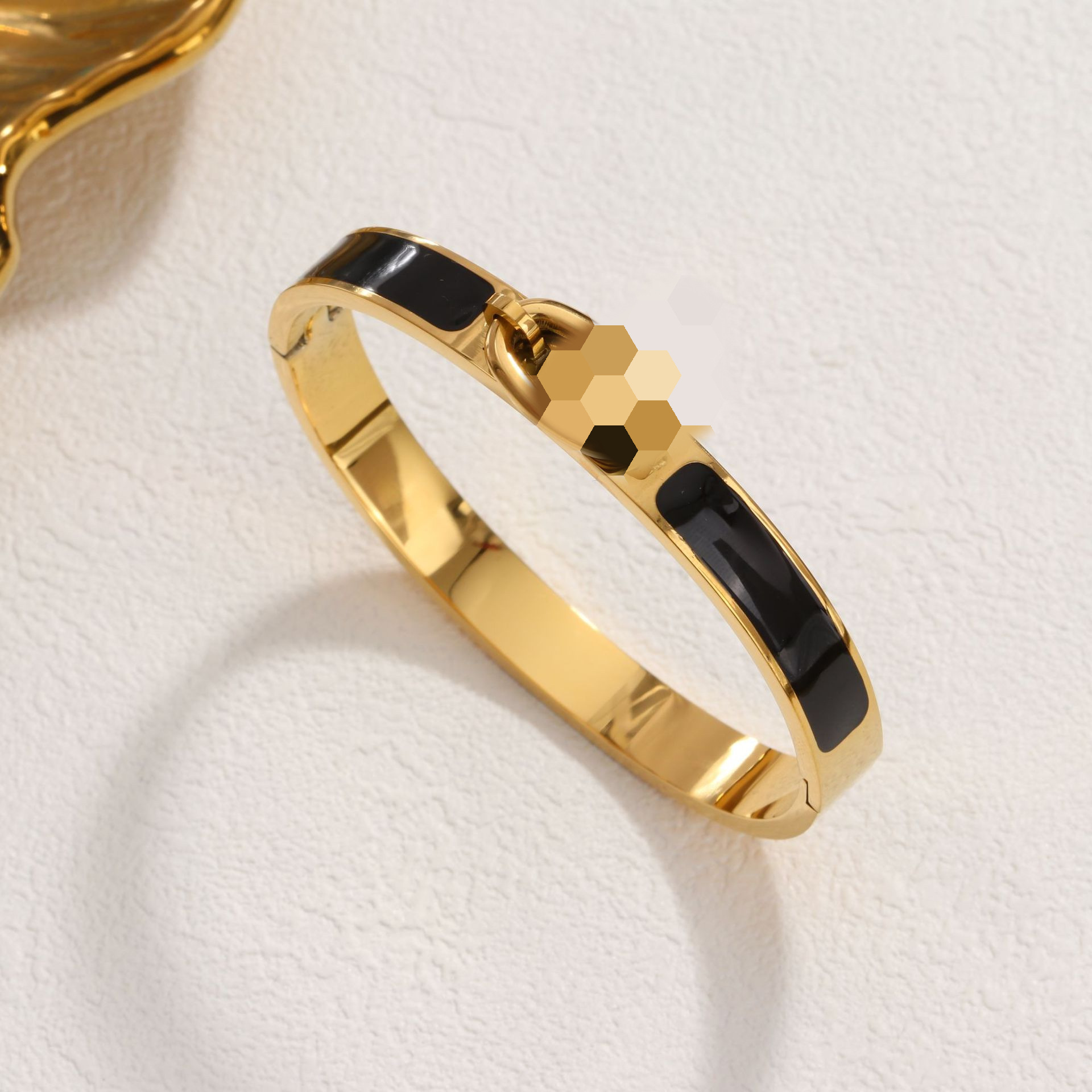 23 돼지코 블랙 팔찌 골드