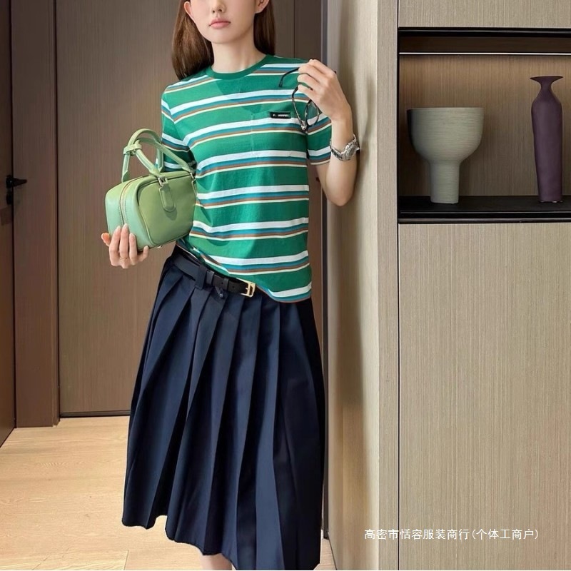 MIU レザーラベル付き 24 夏新作 カジュアル 万能 コントラストカラー ストライプ ポケット ラウンドネック 半袖 Tシャツ 男女兼用 カップル用|undefined