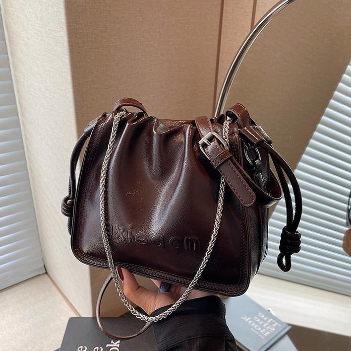 Bolso de explosión de moda plegado para mujeres 2025, nuevo bolso de piel de cera de aceite de estilo universal, bolso casual simple de hombro bajo la axila