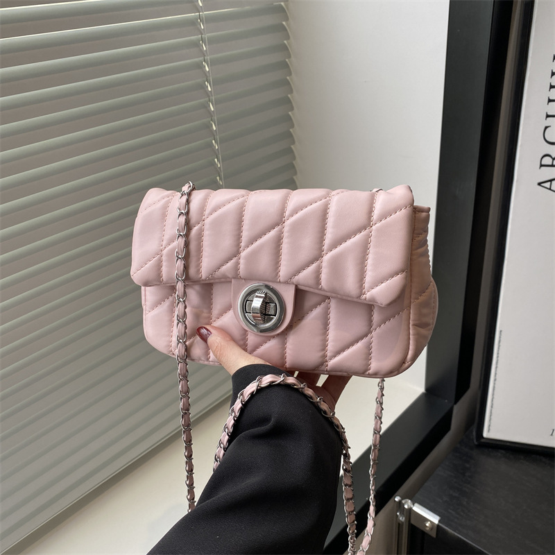 2025 Bolsos pequeños populares de este año, nuevos bolsos de mensajero de cadena, primavera de moda, nuevos bolsos cuadrados pequeños de un solo hombro, marea