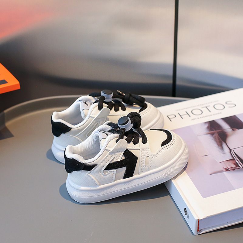 2025 nuevas zapatillas de deporte de otoño para niños, zapatos deportivos para niñas, zapatos de trbottomía para bebés pequeños, zapatos de suela blanda para bebés al por mayor