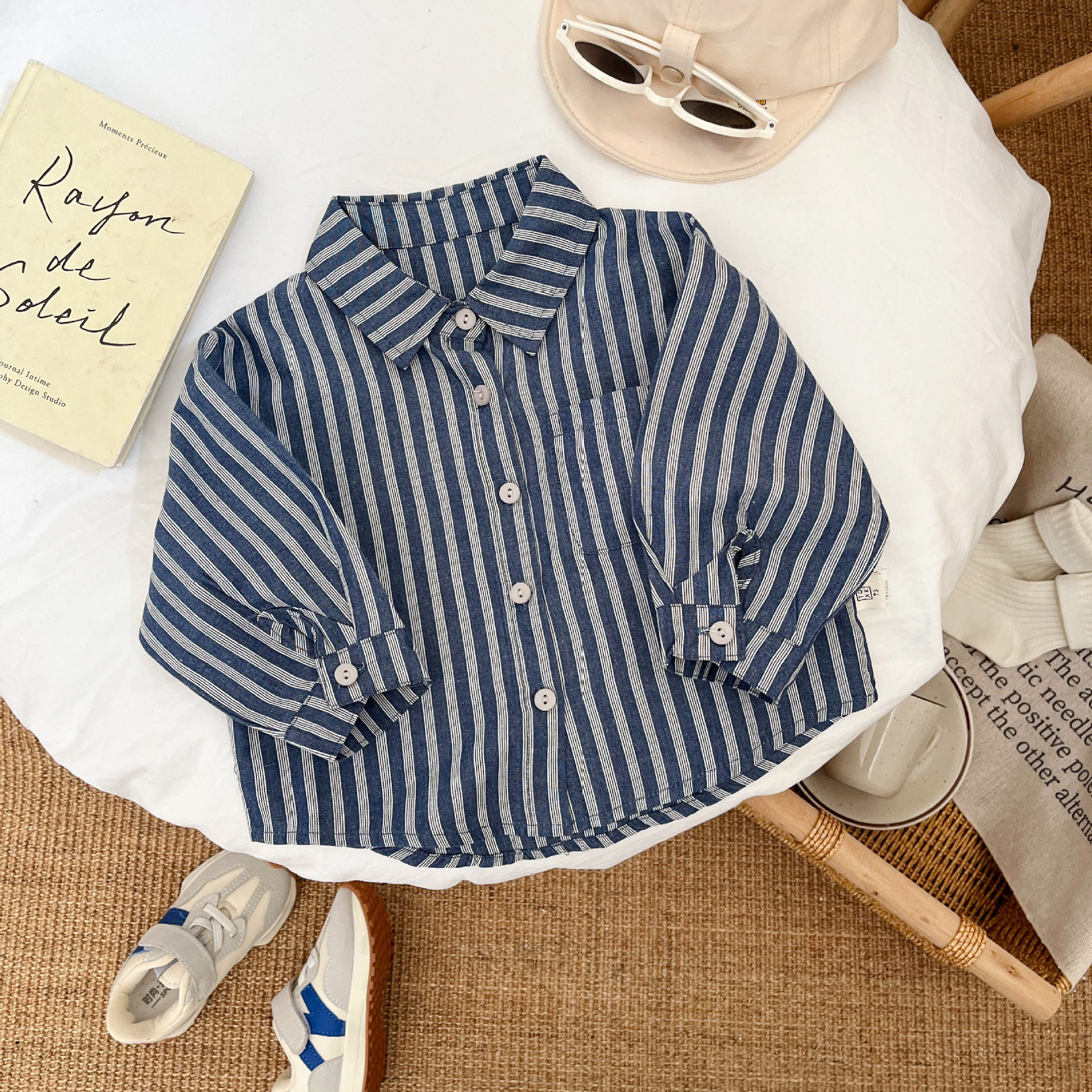 Camisas para niños de estilo coreano para primavera y otoño, nuevas camisas a rayas elegantes para niños, tops modernos y versátiles para bebés y niños pequeños.