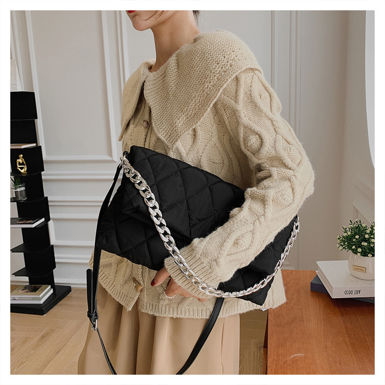 Lingge Embroidery Thread Large-capacity Bag 2021 New Bag Female Autumn Messenger Bag display picture 10