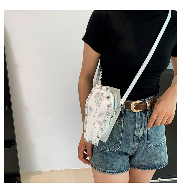 Borsa a tracolla da donna a forma di bara stile gotico nero_voghion.com
