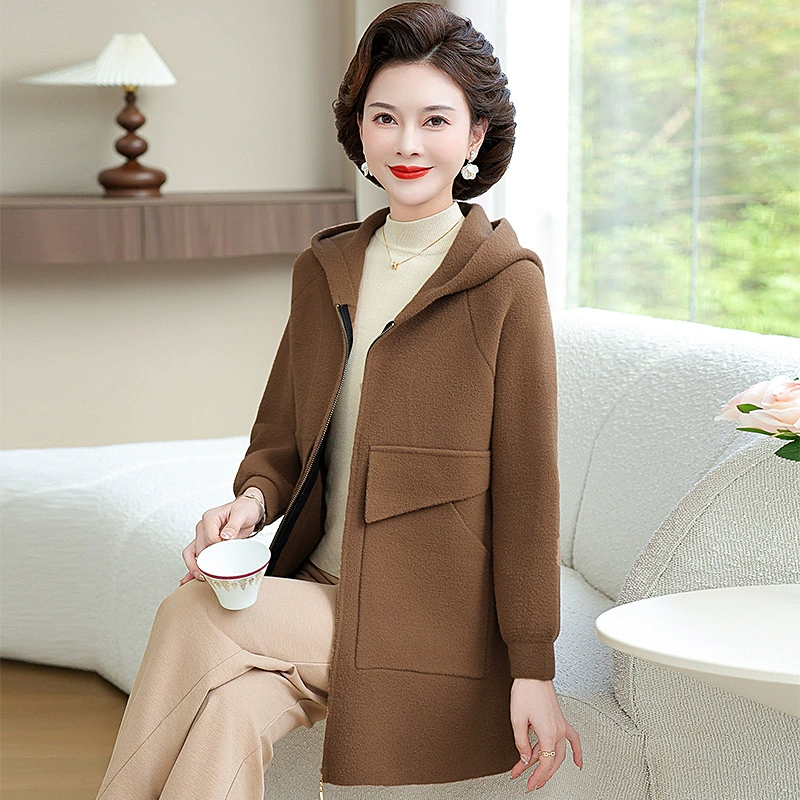 Мама средних лет осенью и зимой пальто с капюшоном пальто пальто среднего и пожилого возраста женская мода среднего и длинного шерстяной плащ 2024 новый стиль