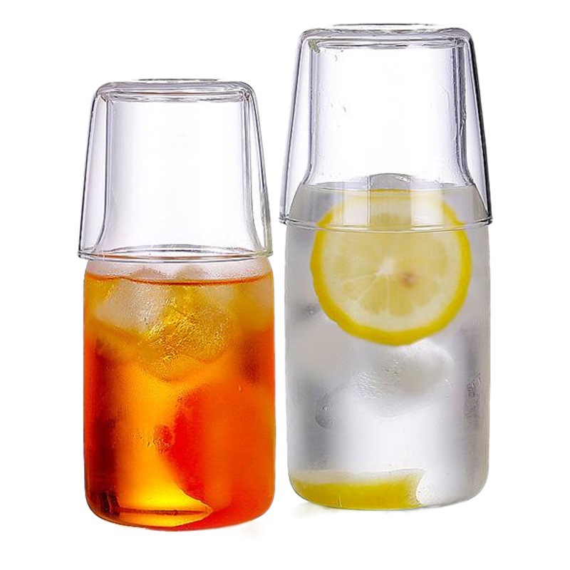 Una persona que bebe vidrio transparente traje de jugo olla leche desayuno taza una olla dos capacidad image 1