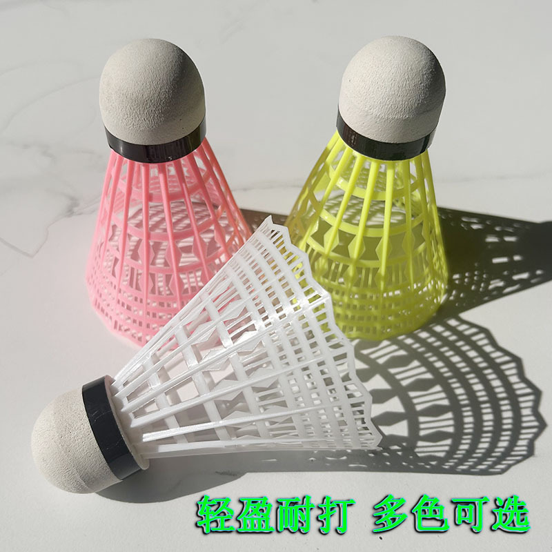 ばら積みはナイロンのボールをまねてバドミントンの屋外のプラスチックのナイロンの練習のボールの景品を打ちます。|undefined