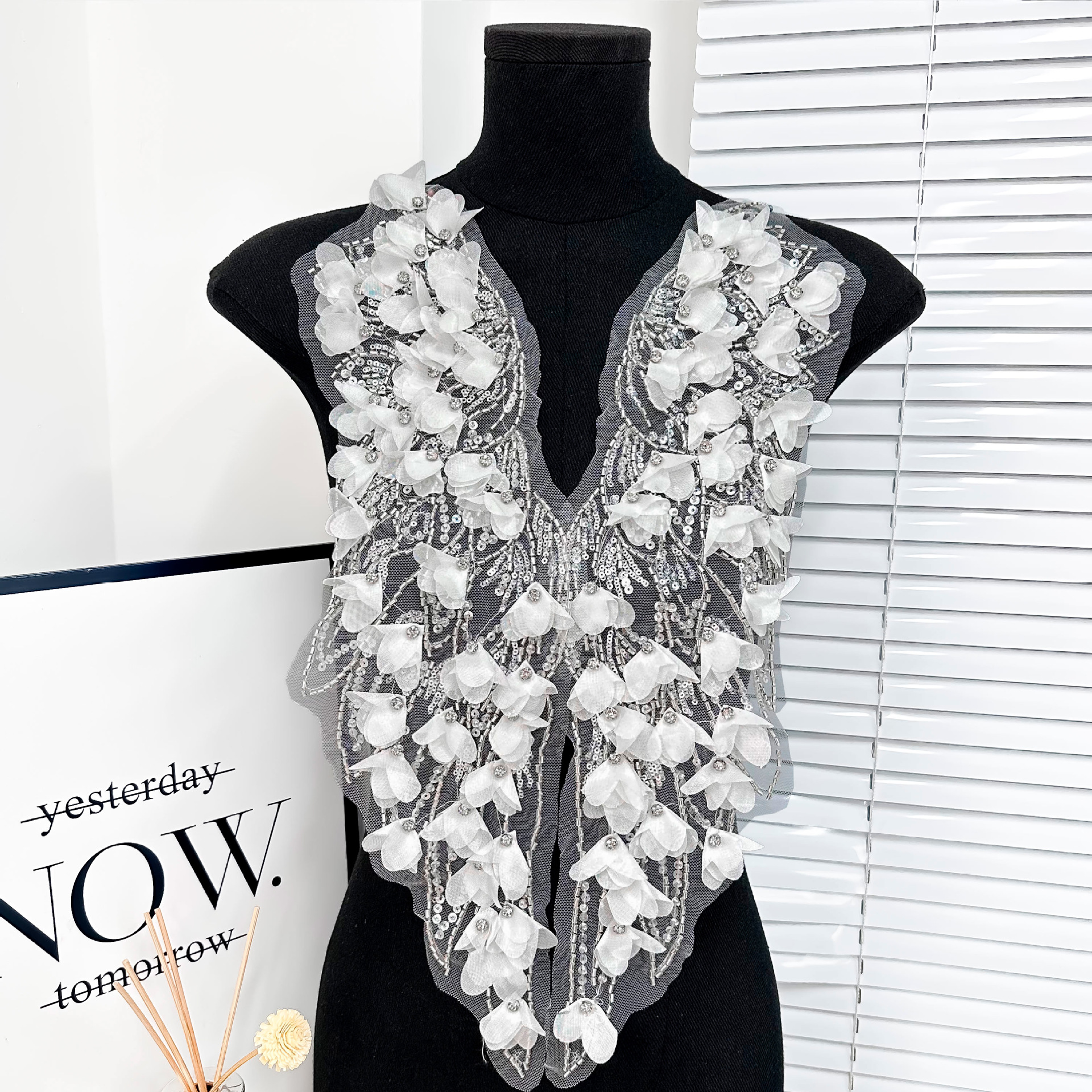 Spot blanco y negro perforación sequinilla decoración tela pegada ropa de alta calidad suéter ropa de baile vestido accesorios decoración al por mayor