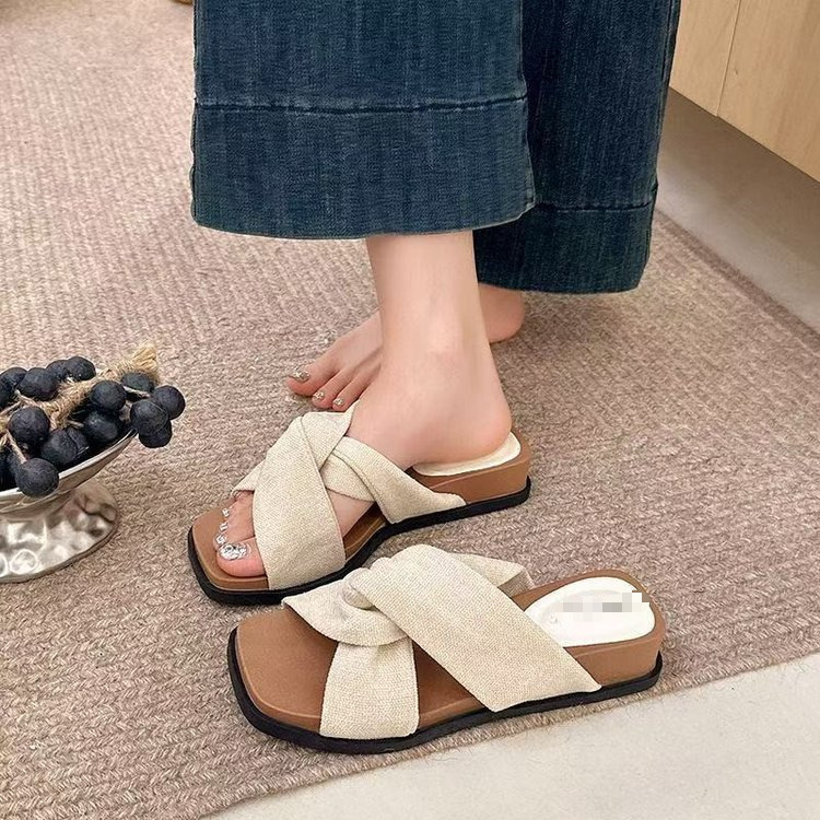 Zapatillas de tacón grueso de estilo francés 2026 nuevas zapatillas de vacaciones con falda frente al mar
