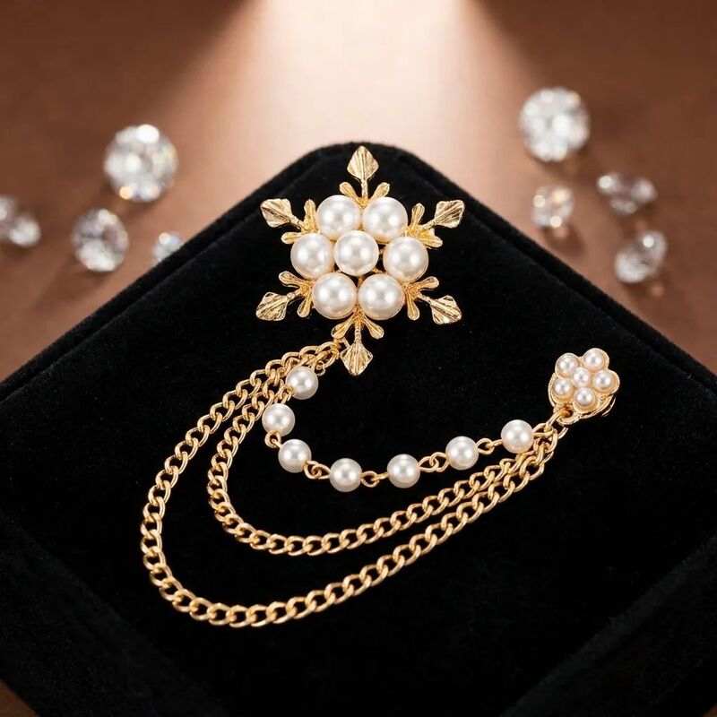 Korean Style Fashionable and Elegant Snowflake Tassel Brooch for Women Niche Accessible Luxury High-End Sweater Suit Pin Accessories